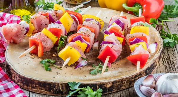 Gegrilde Brochettes Van Groenten Vlees Tafel — Stockfoto