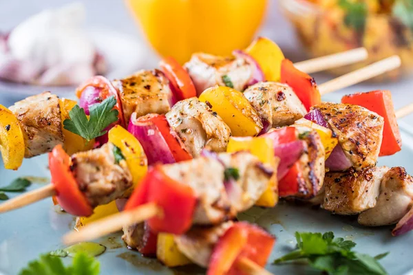 Gegrilde Brochettes Van Groenten Vlees Tafel — Stockfoto