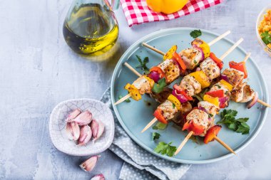 Sebze ve et masanın üzerinde ızgara şiş 