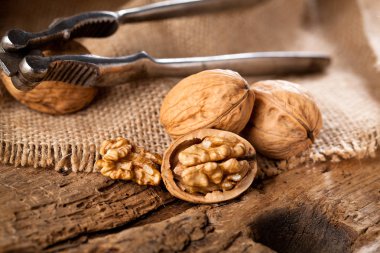 Eski meşe masada rustik ceviz taneleri.