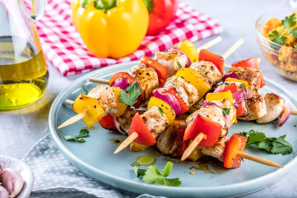 Gegrilde Brochettes Van Groenten Vlees Tafel — Stockfoto