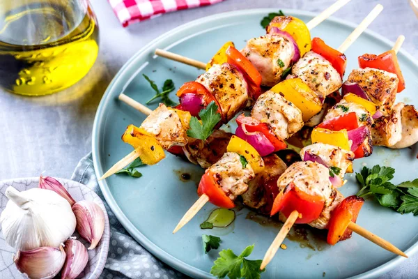 Gegrillte Gemüse Und Fleischspieße Auf Dem Tisch — Stockfoto