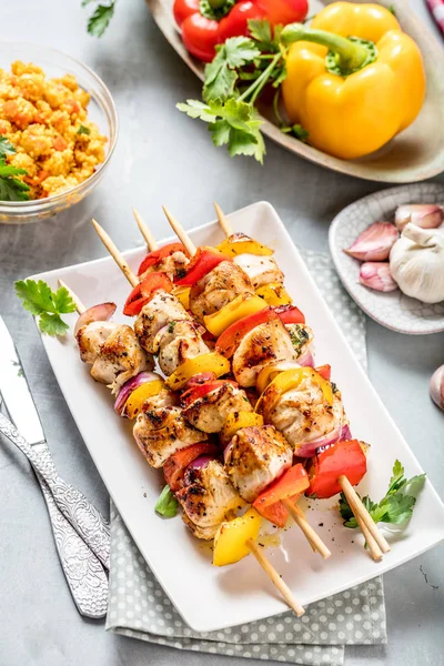 Gegrilde Brochettes Van Groenten Vlees Tafel — Stockfoto