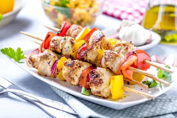 Gegrilde Brochettes Van Groenten Vlees Tafel — Stockfoto