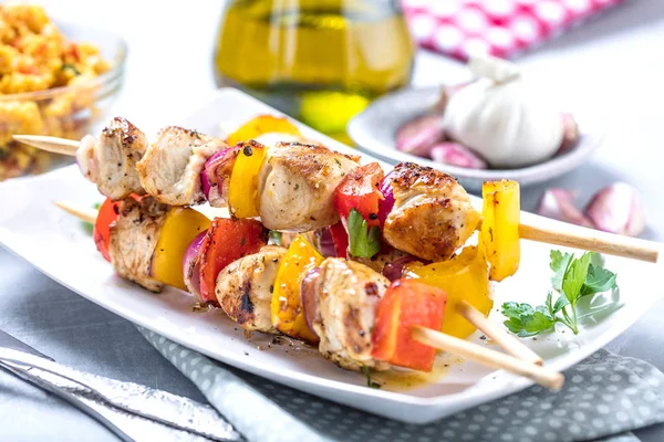 Gegrilde Brochettes Van Groenten Vlees Tafel — Stockfoto