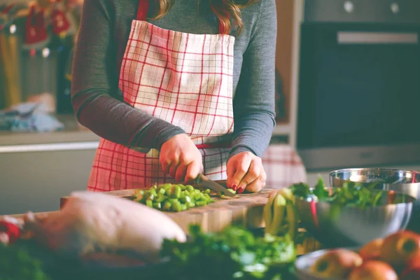 Jonge Vrouw Koken Keuken Gezonde Voeding Voor Kerstmis Gevulde Eend — Stockfoto