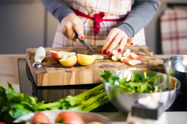 Jonge Vrouw Koken Keuken Gezonde Voeding Voor Kerstmis Gevulde Eend — Stockfoto