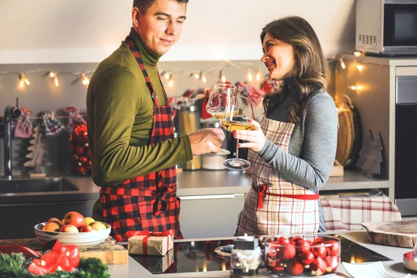 キッチン調理クリスマス アヒルやガチョウのクリスマスを祝うカップル — ストック写真