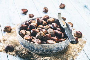 Eski bir tablo üzerinde kestane tavada kavrulmuş kestane hizmet