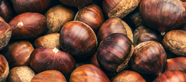 Geröstete Kastanien Der Kastanienpfanne Auf Einem Alten Tisch Serviert — Stockfoto