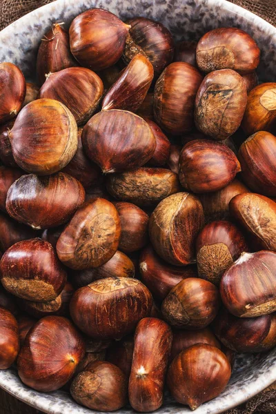 Geröstete Kastanien Der Kastanienpfanne Auf Einem Alten Tisch Serviert — Stockfoto