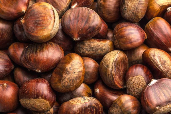 Geröstete Kastanien Der Kastanienpfanne Auf Einem Alten Tisch Serviert — Stockfoto