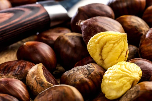 Geröstete Kastanien Der Kastanienpfanne Auf Einem Alten Tisch Serviert — Stockfoto