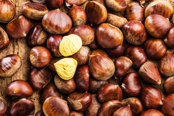 Geröstete Kastanien Der Kastanienpfanne Auf Einem Alten Tisch Serviert — Stockfoto