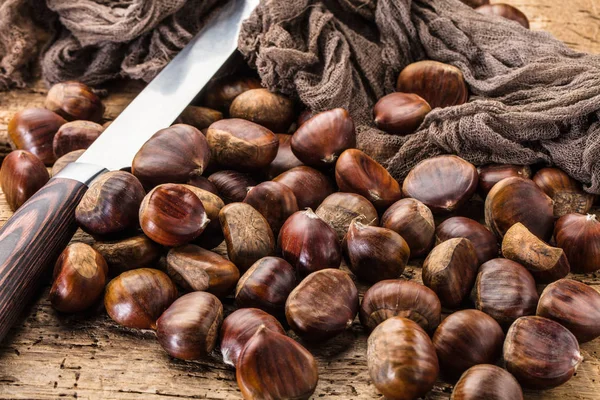 Geröstete Kastanien Der Kastanienpfanne Auf Einem Alten Tisch Serviert — Stockfoto