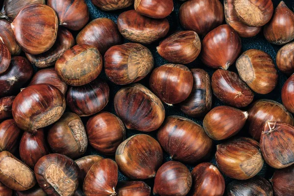 Geröstete Kastanien Der Kastanienpfanne Auf Einem Alten Tisch Serviert — Stockfoto