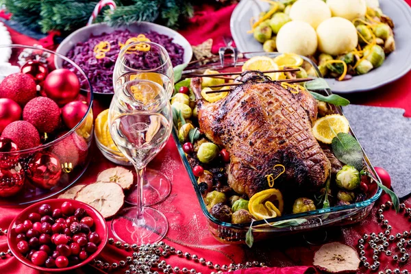 Weihnachtlicher Entenbraten Auf Festlichem Tisch — Stockfoto