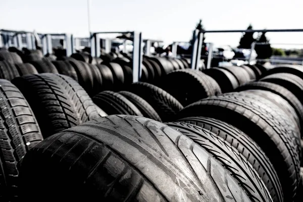 Fondo de la pila de neumáticos. Enfoque selectivo . — Foto de Stock