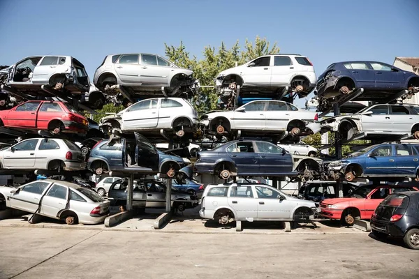 Återvinning av gamla, används, bilvrak. Demontering för delar på skrotningsanläggningarna — Stockfoto