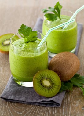 Kivi smoothies ve kivi eski bir ahşap zemin üzerine.