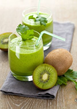 Kivi smoothies ve kivi eski bir ahşap zemin üzerine.