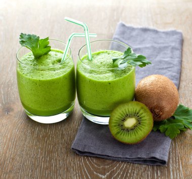 Kivi smoothies ve kivi eski bir ahşap zemin üzerine.
