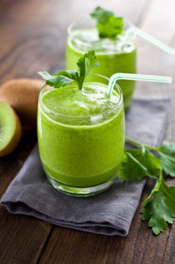 Kivi smoothies ve kivi eski bir ahşap zemin üzerine.