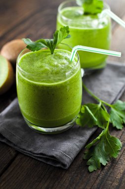 Kivi smoothies ve kivi eski bir ahşap zemin üzerine.