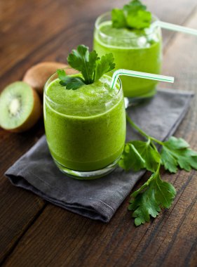 Kivi smoothies ve kivi eski bir ahşap zemin üzerine.