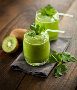 Kivi smoothies ve kivi eski bir ahşap zemin üzerine.