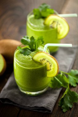 Kivi smoothies ve kivi eski bir ahşap zemin üzerine.