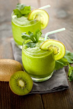 Kivi smoothies ve kivi eski bir ahşap zemin üzerine.