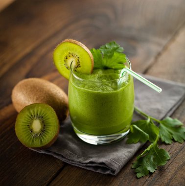 Kivi smoothies ve kivi eski bir ahşap zemin üzerine.