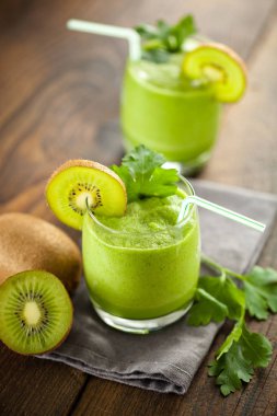 Kivi smoothies ve kivi eski bir ahşap zemin üzerine.