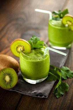 Kivi smoothies ve kivi eski bir ahşap zemin üzerine.