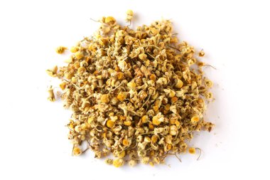 Beyaz arka plan üzerinde izole kurutulmuş papatya düğmeleri