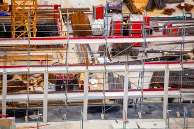 Yaz aylarında bir inşaat alanında bina bitmemiş çimento