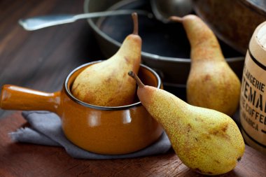Olgun armut ahşap masa üzerinde. Sağlıklı snack