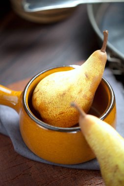 Olgun armut ahşap masa üzerinde. Sağlıklı snack