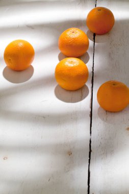 Portakal grup taze bir portakal bahçesi bir kahverengi ahşap tablo aldı. Önden görünüm.