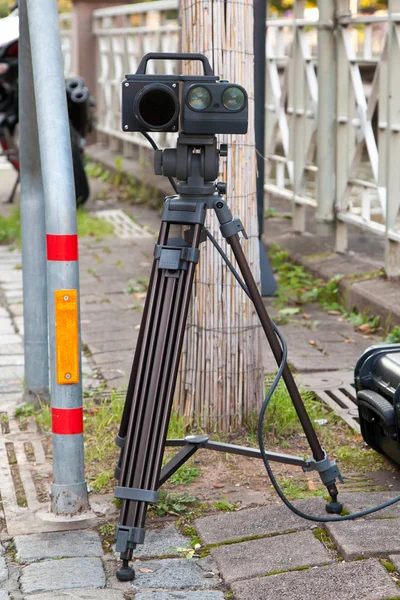 Bir kırsal yolda hız kamerası. Güvenlik ve trafik kavramı.