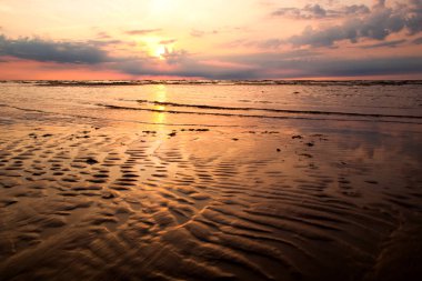 Jurmala Riga Körfezi kıyısında yaz akşamları