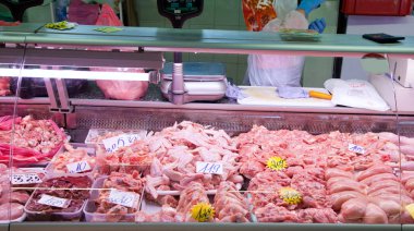 Et Market bölümü. Alıcı ve satıcı içinde belgili tanımlık çarşı. Çiğ domuz eti.