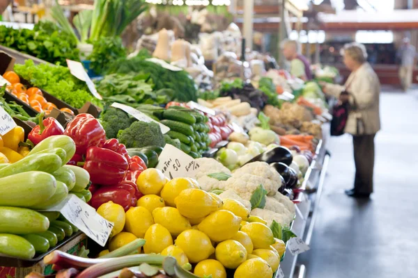 Gyümölcspiac Különböző Színű Friss Gyümölcsökkel Zöldségekkel — Stock Fotó