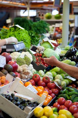 Çeşitli renkli taze meyve ve sebzelerle meyve pazarı