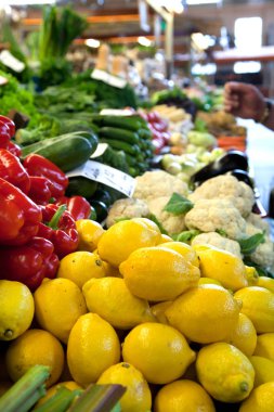 Çeşitli renkli taze meyve ve sebzelerle meyve pazarı