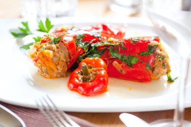 et ve bulgur ile kırmızı biber dolması