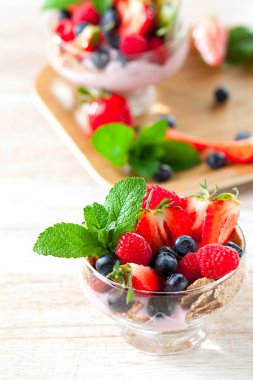 Yaz tatlı çilek üzerinde gri bir arka plan ile