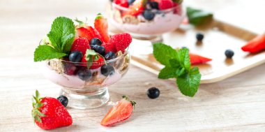 Yaz tatlı çilek üzerinde gri bir arka plan ile