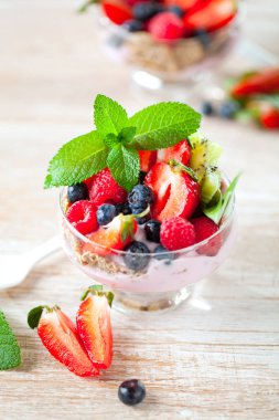 Yaz tatlı çilek üzerinde gri bir arka plan ile